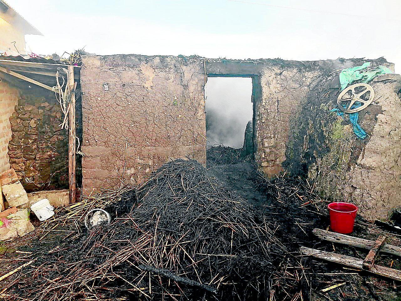 Anciana de 93 años terminó carbonizada al caerle el techo quemado de su choza