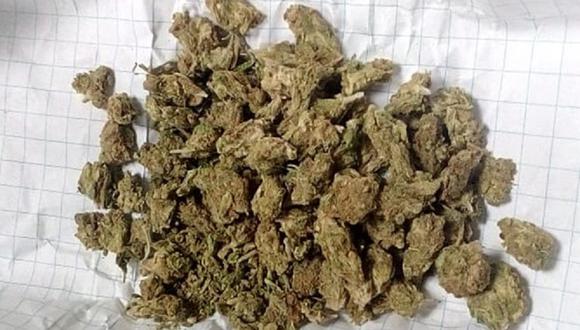 Policías hallan marihuana en mochila de adolescente.