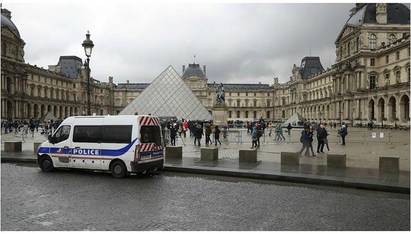 París: agresor del Louvre rechaza hablar con los investigadores