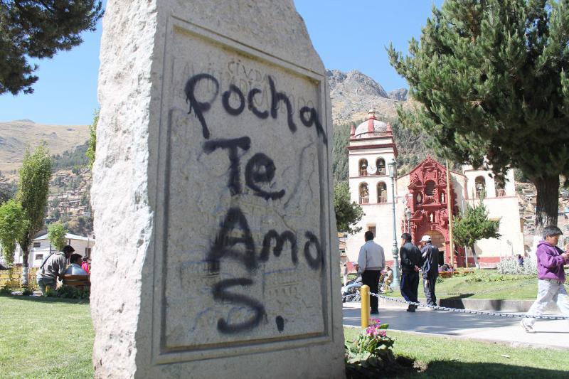 Atentan escultura en Plaza de Armas de Huancavelica