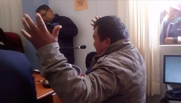 Puno: padre que golpeó a su hijo pidió perdón de rodillas a su familia [VIDEO]
