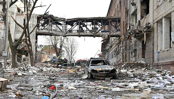 Los rescatistas revisan los escombros de los edificios destruidos tras el bombardeo, matando a dos personas e hiriendo a otras dieciocho según la oficina del fiscal de la región de Kharkiv, en la ciudad ucraniana de Járkov el 16 de abril de 2022. (Foto de SERGEY BOBOK / AFP)
