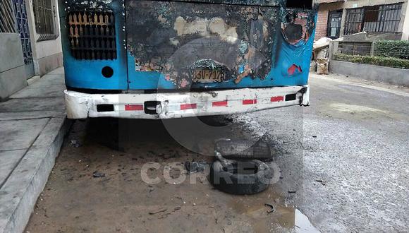 Los Olivos: Desconocidos incendian bus de transporte público 