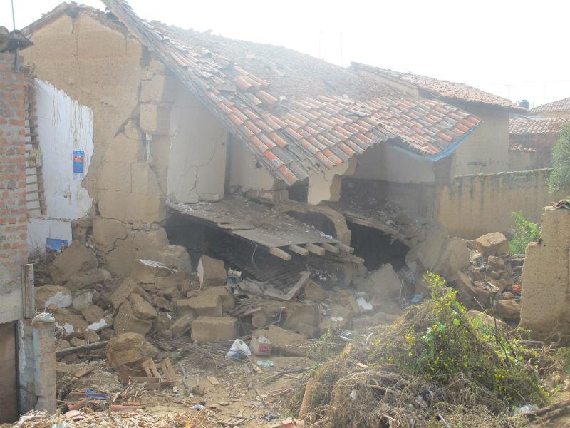 Pasco: Huaico aplasta casa y habitantes se salvan de morir