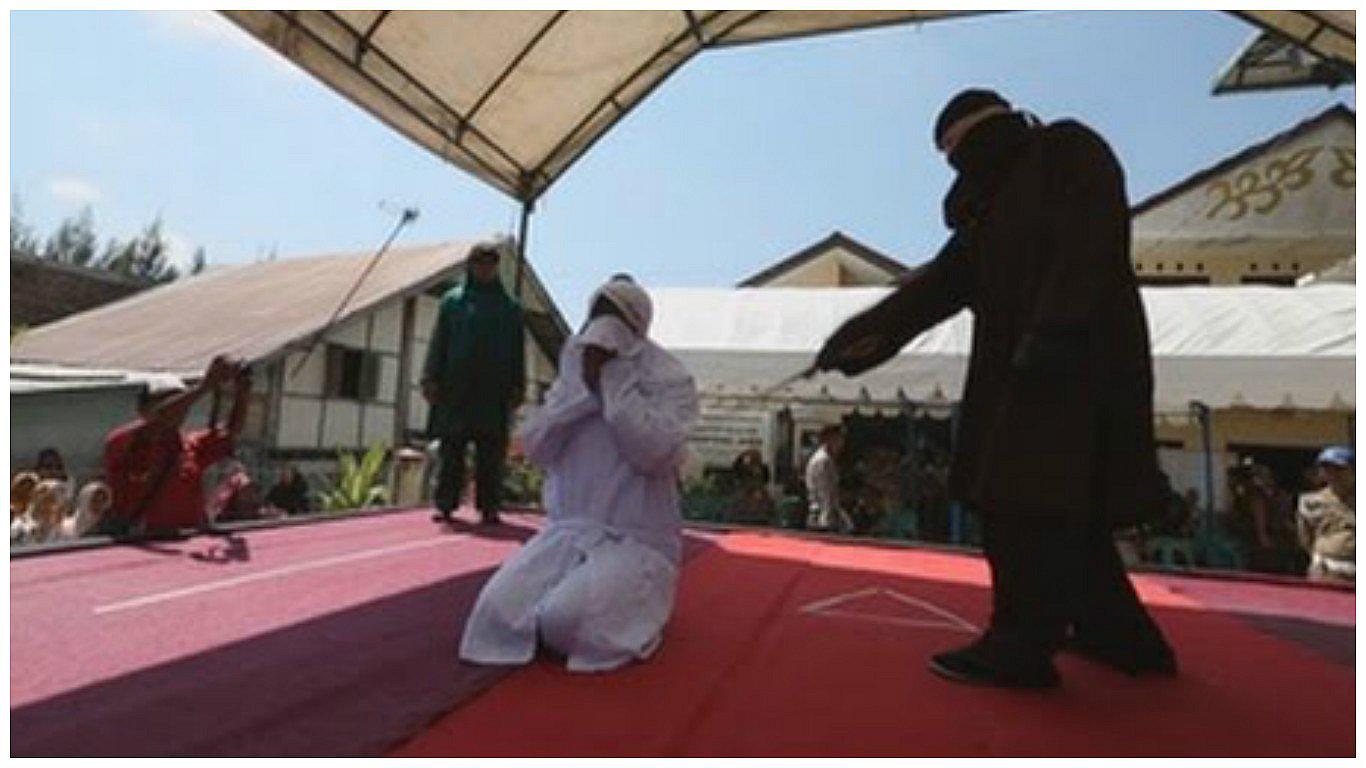 Dos indonesios son sometidos a 84 azotes en público por ser homosexuales