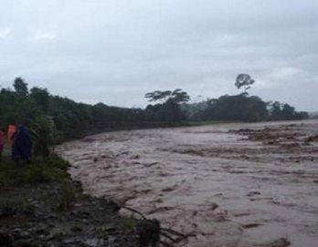Río amenaza poblado  de Codo del Pozuzo