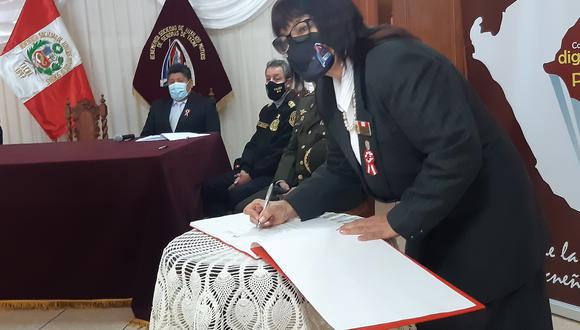 Libro conmemorativo del acta de la independencia del Perú es presentado en la Sociedad de Señoras de Tacna donde es firmado