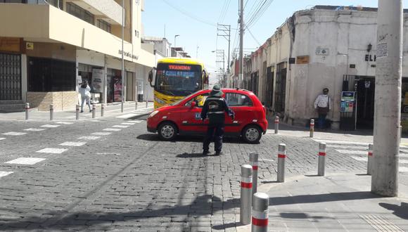 Por falta de semáforos, en cada una de las esquinas de la calle Jerusalén San Juan de Dios hay un inspector| Foto: Nelly Hancco