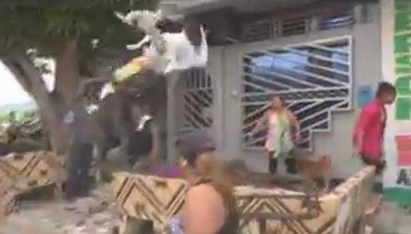 Vecinos descargan basura en casa de su alcalde en Iquitos (VIDEO) 