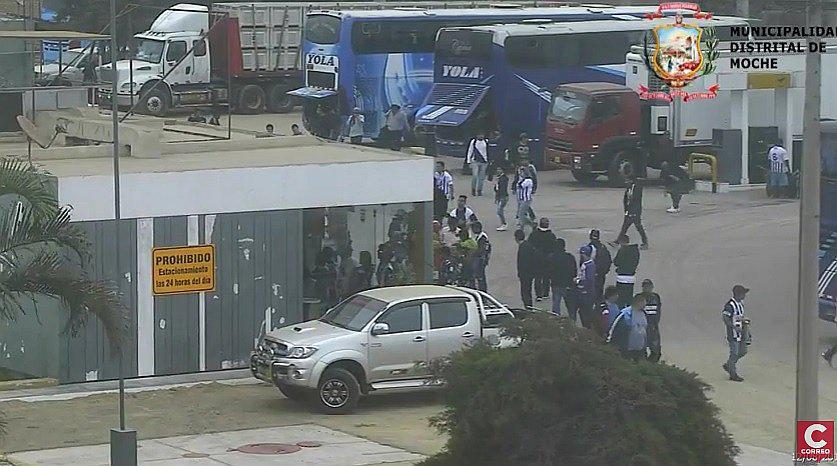 Hinchas de Alianza Lima saquean minimarket en Moche (VIDEO) 