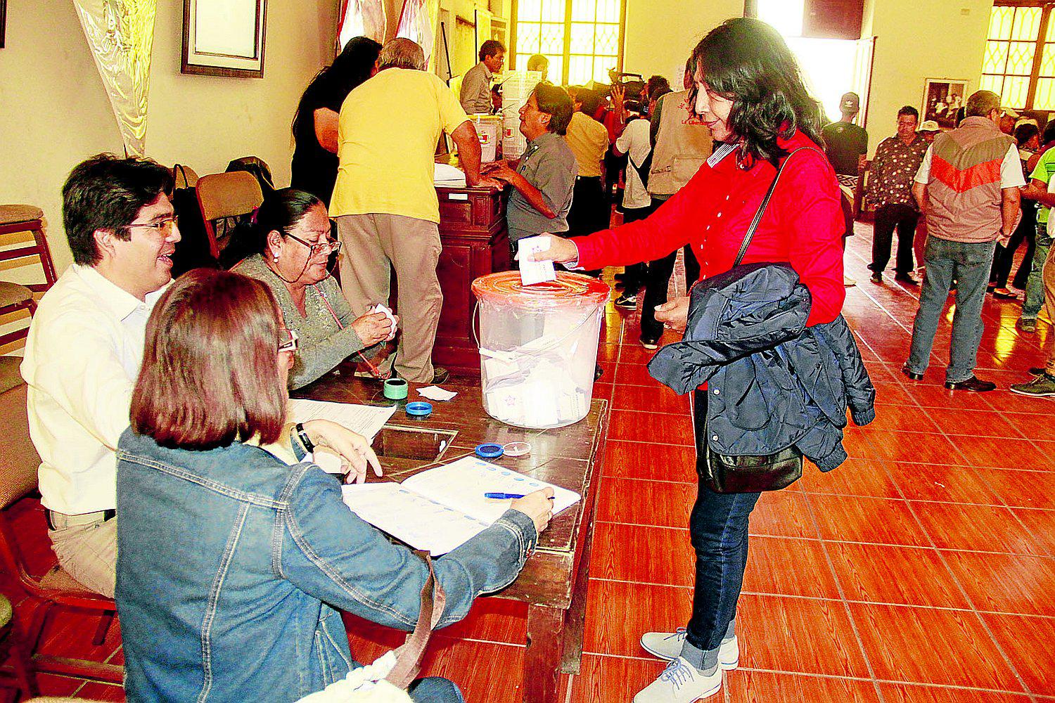 En medio de la polémica, el Apra elige a sus candidatos