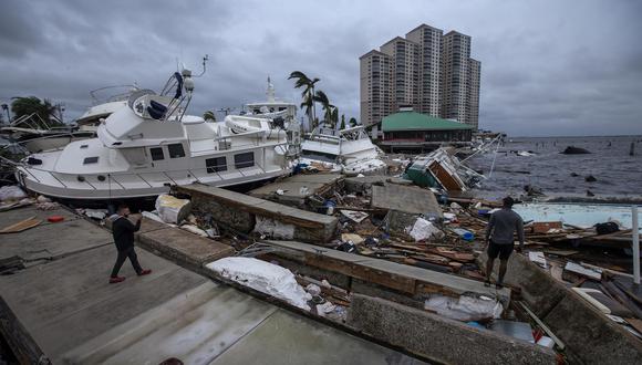 Barcos destruidos después de que el huracán Ian arrasara el Centennial Park en Fort Myers, Florida. (EFE/EPA/CRISTOBAL HERRERA-ULASHKEVICH).