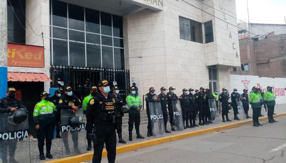 Frontis de la municipalidad, amaneció resguardado de policías. (Foto: Difusión)