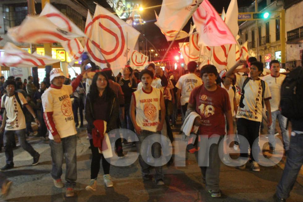 Hinchas cremas "toman"  centro de Huancayo (VIDEO)