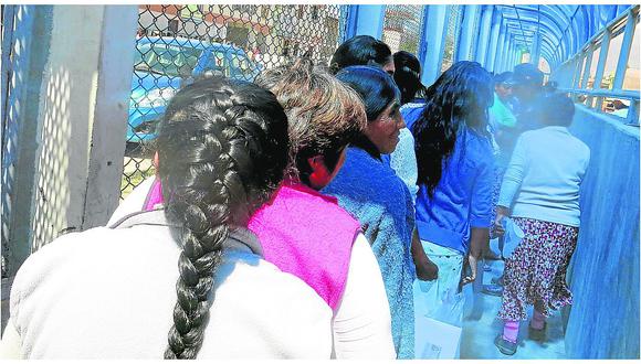 ​Mujeres aguardan hasta tres horas para visitar a los internos en la cárcel