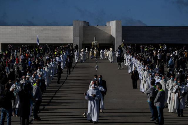 La estatua de Nuestra Señora de Fátima se lleva durante una ceremonia que marca la última peregrinación del año en Fátima, Portugal. (AFP / PATRICIA DE MELO MOREIRA).