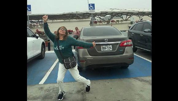 Mujer estaciona su auto en zona de discapacitados del Jockey Plaza y causa indignación (FOTOS)