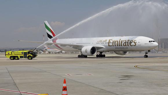 El avión Boeing 777-300ER de Emirates recibe un saludo de bienvenida con agua al aterrizar en el aeropuerto Ben Gurion de Israel en Lod el 23 de junio de 2022, lo que marca el primer vuelo de pasajeros de la aerolínea desde los Emiratos Árabes Unidos a Israel. (Foto de JACK GUEZ / AFP)