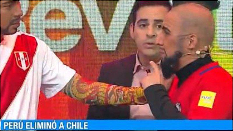 “Paolo Guerrero” humilló a “Arturo Vidal” en parodia de TV boliviana (VIDEO)