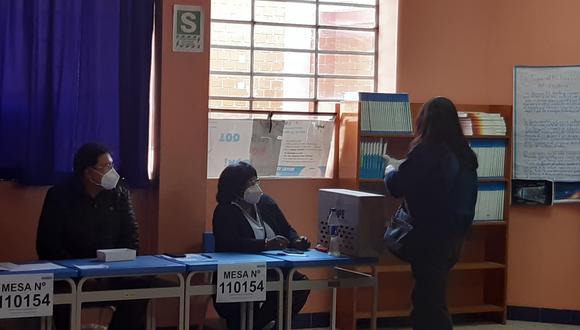Demoraron hasta tres horas para instalar mesas de sufragio ante ausencia o retraso de los integrantes de partidos y movimientos regionales en locales de votación.