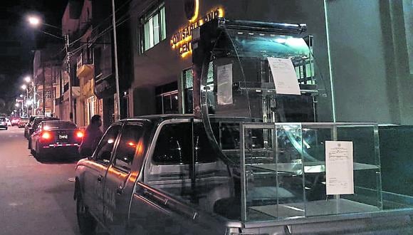 Exhibidores fueron robados de tienda en la avenida Bolognesi el lunes pasado. (Foto: Archivo GEC)