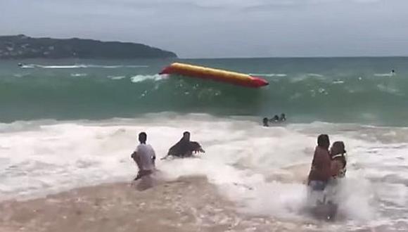 YouTube: mujer se bañaba en el mar, una ola la tumbó y se quedó sin bikini (VIDEO)