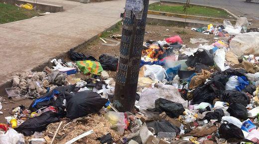 Vecinos incineran la basura ante abandono de limpieza municipal