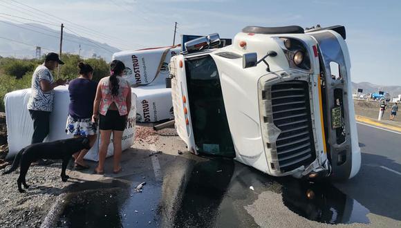 Vehículo de carga terminó volcado a un costado de la carretera Panamericana Norte por evitar chocar contra un auto. (Foto: Alex Domínguez)