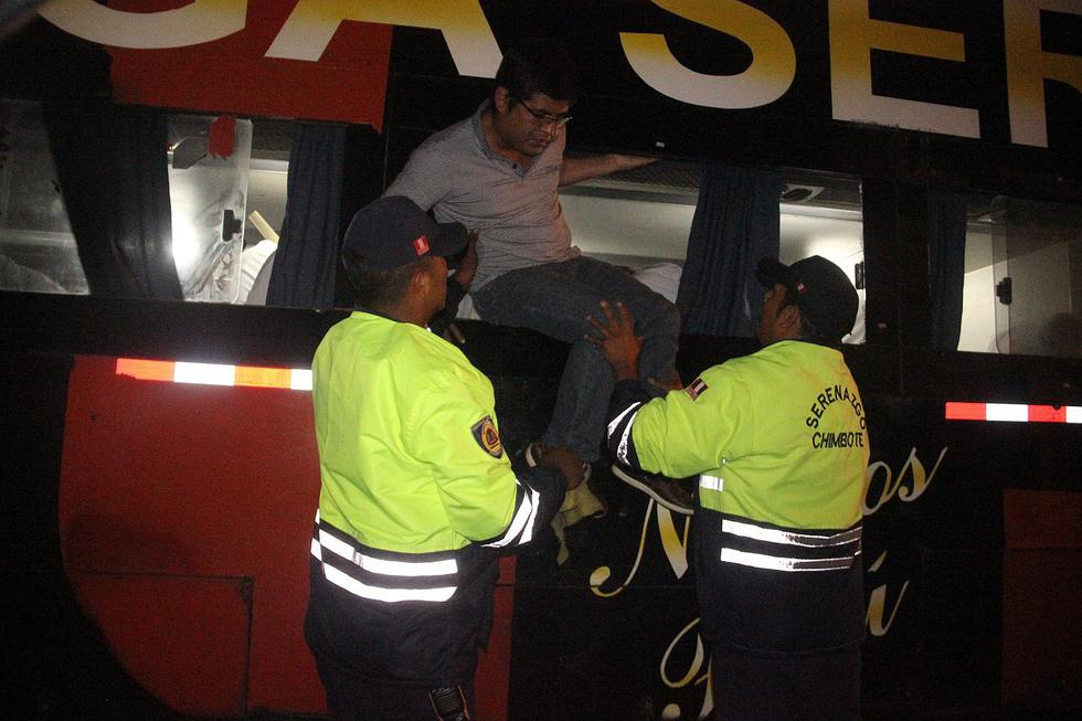 Chimbote: Ómnibus derriba un poste y deja cuatro heridos (Fotos)