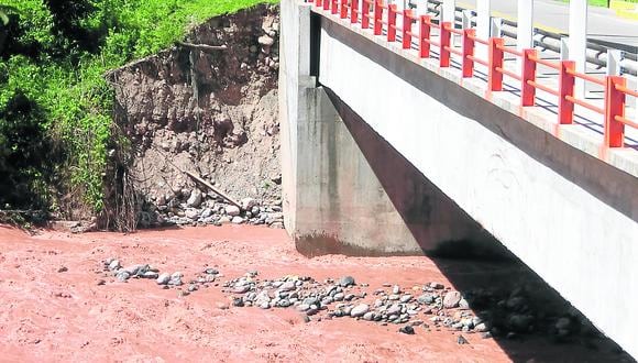 Oxapampa: Puente a punto de caer por lluvias