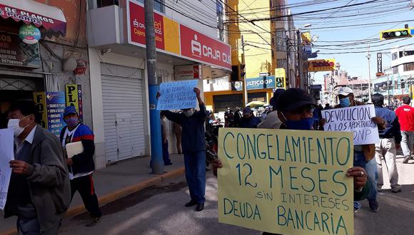 Crece protesta en contra de las entidades financieras en Juliaca