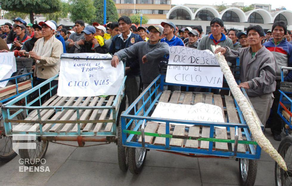 Tricicleros protestan en municipio de Huancayo