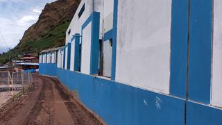 Ponen menos acero a construcción de escuela y afectan obra en Huancavelica