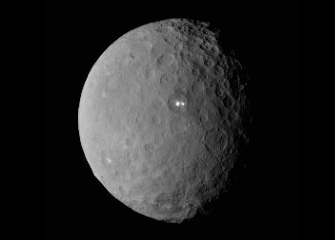¿Que hay detrás de los misteriosos brillos del planeta enano Ceres?