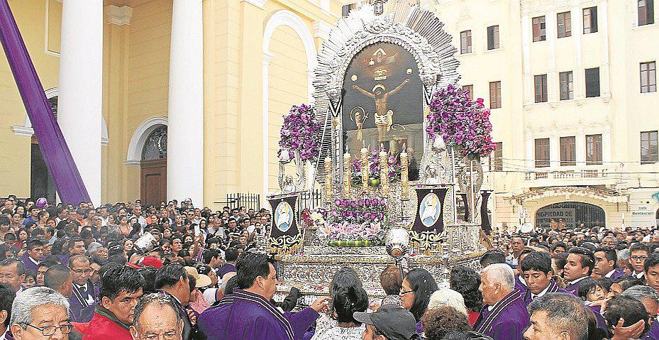 Miles de personas acompañan el paso del Señor de los Milagros en Chiclayo