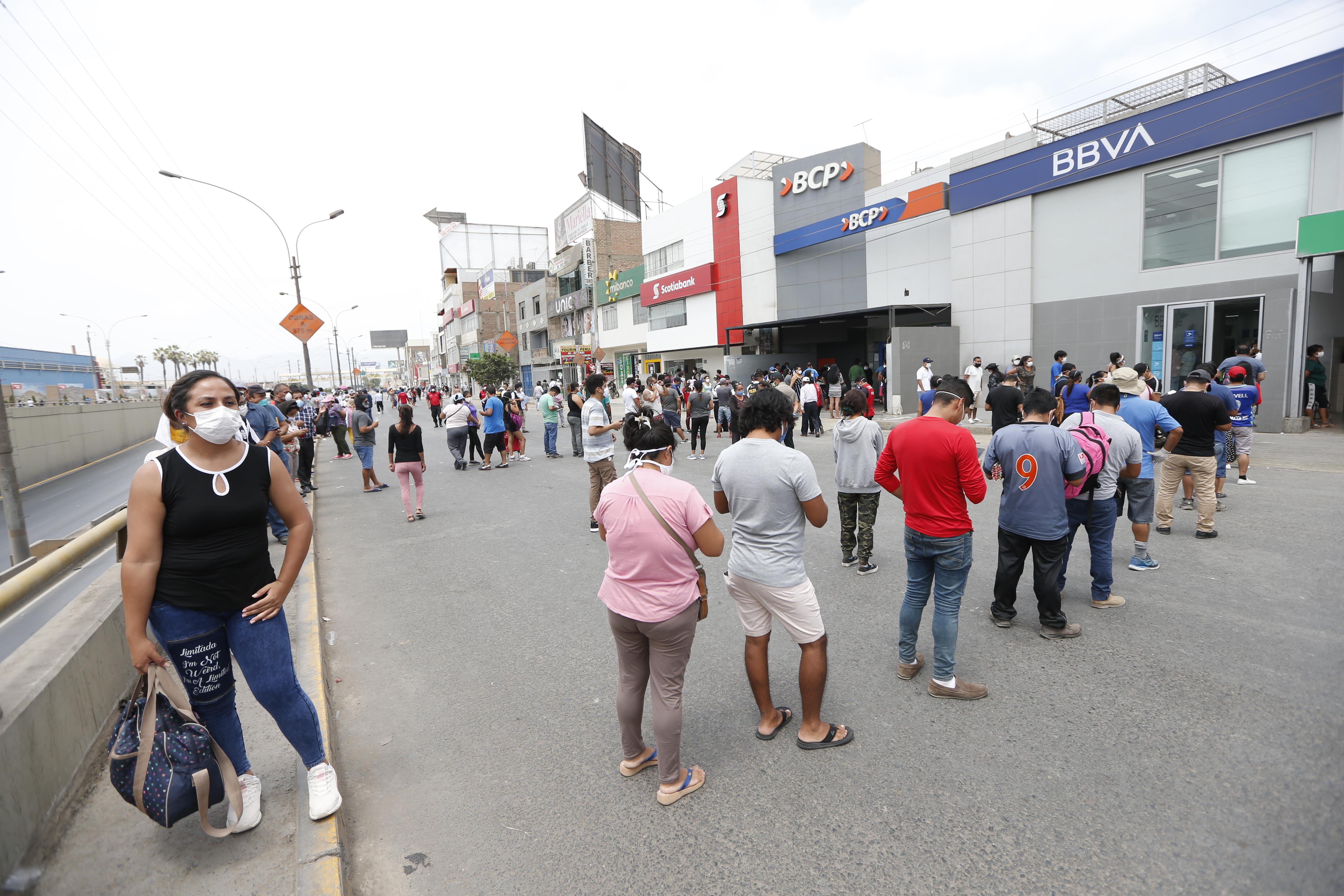 Largas colas para cobrar el bono en las agencias bancarias autorizadas (Foto: GEC)
