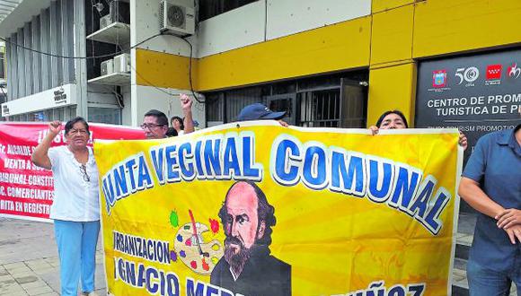 Protestaron durante la reunión entre el ministro de Defensa, Jorge Chávez Cresta, y los alcaldes provinciales de Piura.