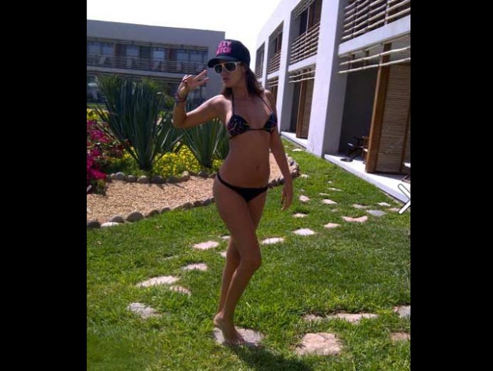 Tilsa luce bikini y atrevida gorra en Paracas