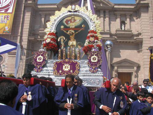Hermandad lleva medio siglo cargando la imagen del Señor de los Milagros