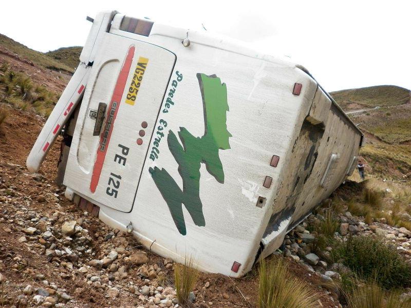 Bus se desbarranca en Carretera Central dejando 20 pasajeros heridos