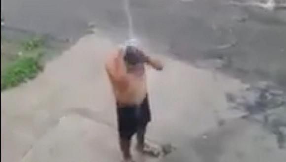 Arequipa: Hombre se baña con agua de lluvia en la calle (VIDEO)
