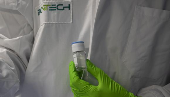 Un empleado sostiene un vial de un producto oncológico en desarrollo, en el instituto de investigación BioNTeCH en Mainz, Renania-Palatinado, Alemania occidental, el 5 de octubre de 2022. (Foto de ANDRE PAIN / AFP)