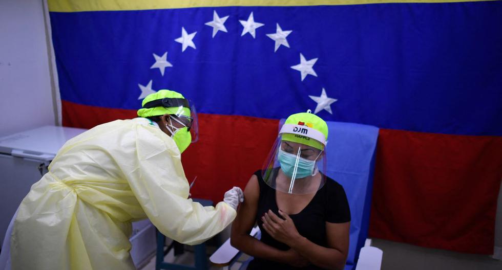Imagen referencial. Personal sanitario administra una dosis de la vacuna contra el coronavirus COVID-19 en Caracas, Venezuela. (Foto: Federico PARRA / AFP).