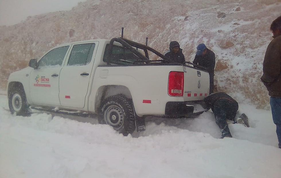 Nieve y lluvia bloquea vías de comunicación y deja varada a personas y vehículos