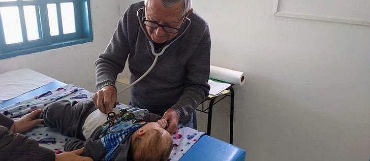 Pediatra de 92 años atiende gratuitamente a niños en situación de pobreza (FOTOS)
