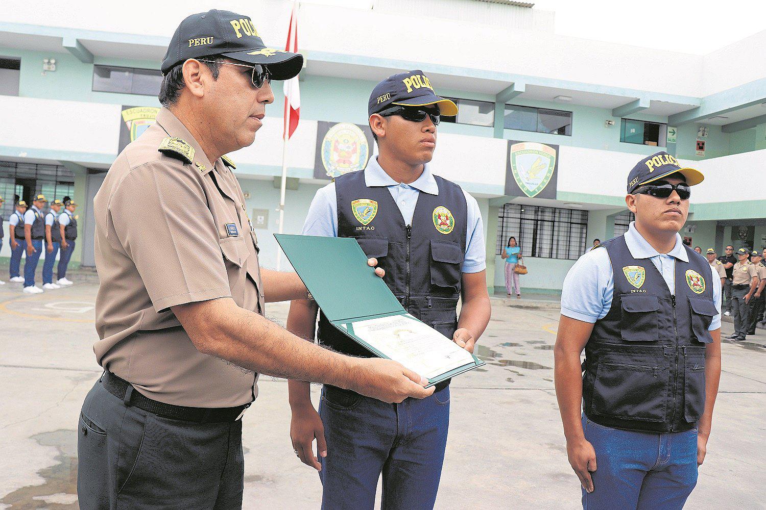Distinguen a policías que frustraron asalto a banco