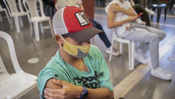 Imagen difundida por la agencia de noticias adhoc de adolescentes esperando después de recibir la primera dosis de la vacuna Pfitzer BioNTech contra el COVID-19 en Montevideo el 9 de junio de 2021.  (Foto de Pablo VIGNALI / adhoc / AFP)
