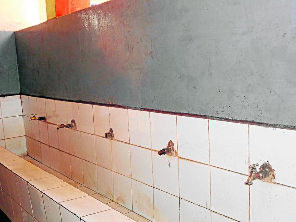 Baños de colegios inician año con riesgo sanitario