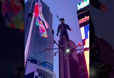 ¿Duende Verde? Un hombre “vuela” encima del Times Square de Nueva York y las redes enloquecen
