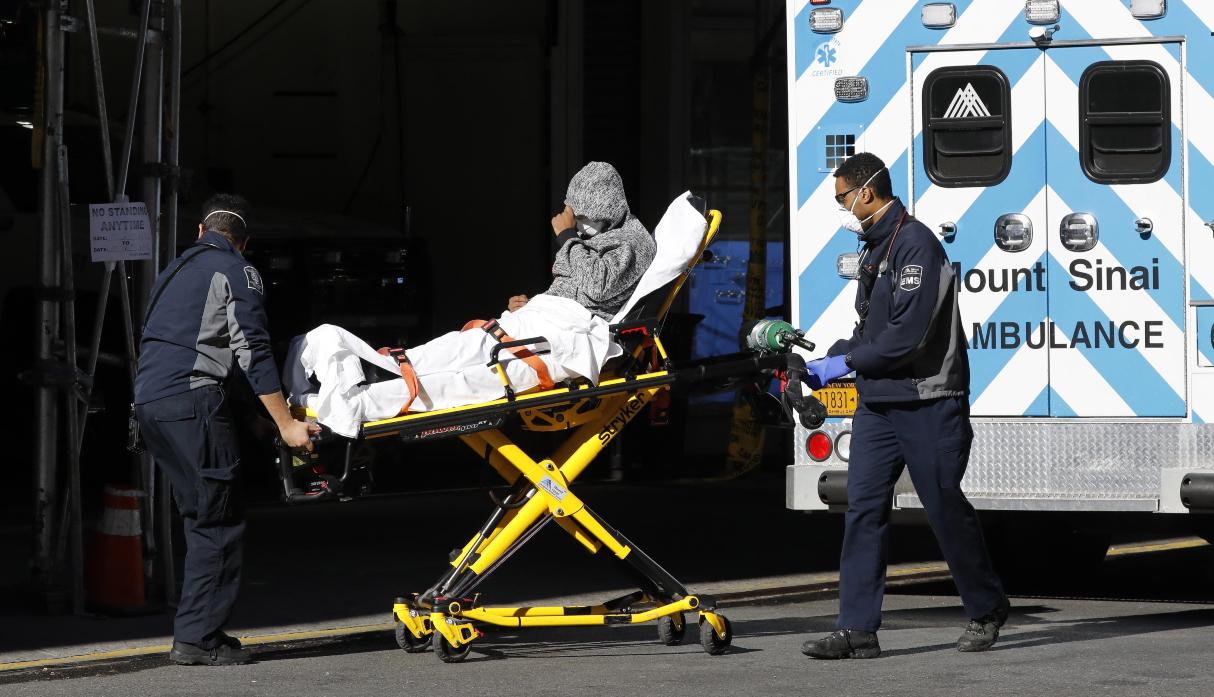 Los hospitales de la ciudad de Nueva York, convertida en el epicentro del coronavirus en Estados Unidos, están comenzando a dar señales de desbordamiento, con importantes carencias de equipamiento y en medio de un aluvión de pacientes durante los últimos días. (EFE).